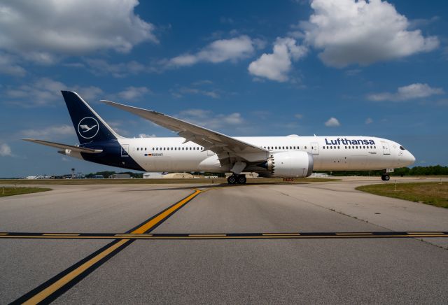 Boeing 787-9 Dreamliner (N2004P) - Boeing Test heading out to CHS for some touch and goes 