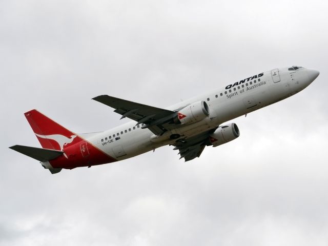 BOEING 737-400 (VH-TJE) - Getting airborne off runway 23. Tuesday 27th December 2011.