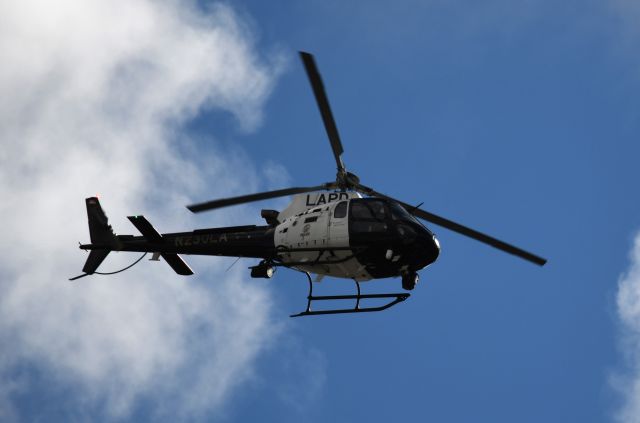 Eurocopter AS-350 AStar (N230LA) - Patrolling over Koreatown 