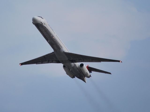 McDonnell Douglas MD-88 (N965DL) - Departing runway 36C (photo taken by Hunalink2) - 9/19/09