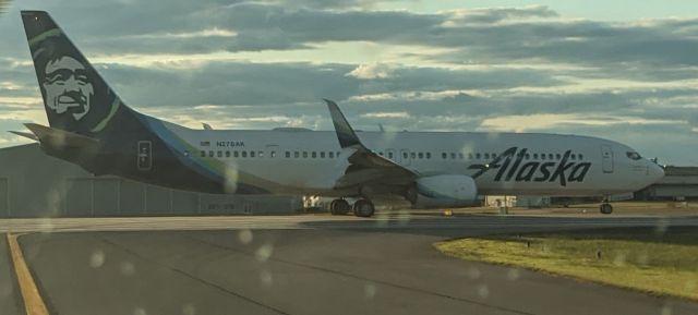 Boeing 737-900 (N278AK) - Waiting to take off