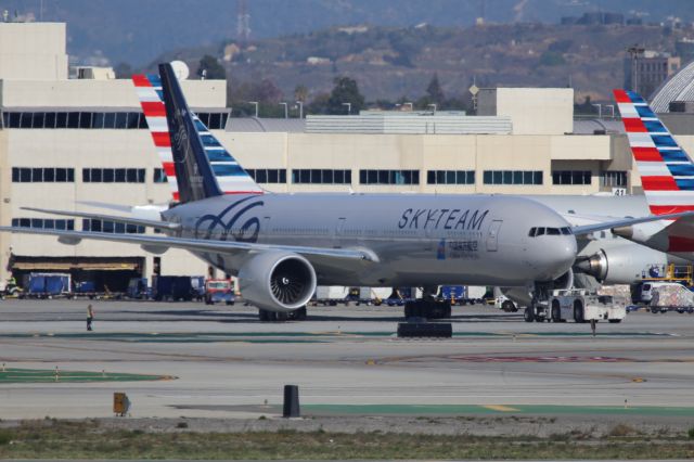 BOEING 777-300ER (B-2049)