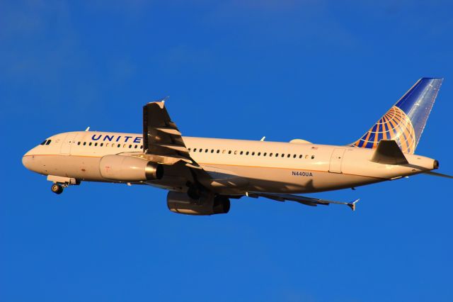 Airbus A320 (N440UA)