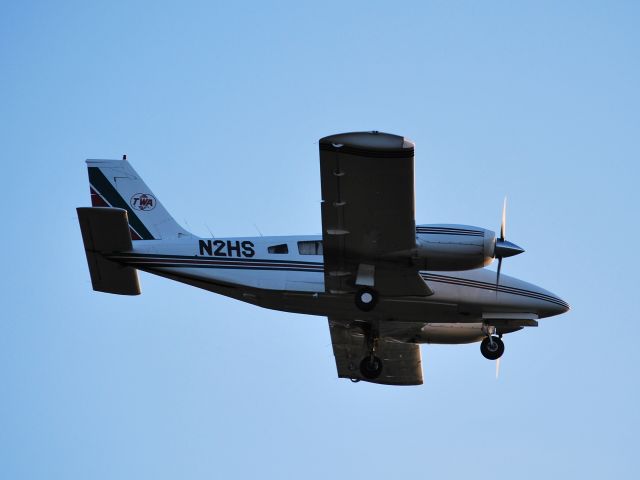 Piper Seneca (N2HS) - On final for runway 28 at SVH (photo taken from #18 fairway at Lakewood GC) - 11/20/09