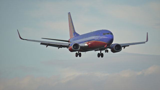 BOEING 737-300 (N611SW) - SWA8701 a B737-3H4 on final approach to runway 16R. Photographed 8/29/11.