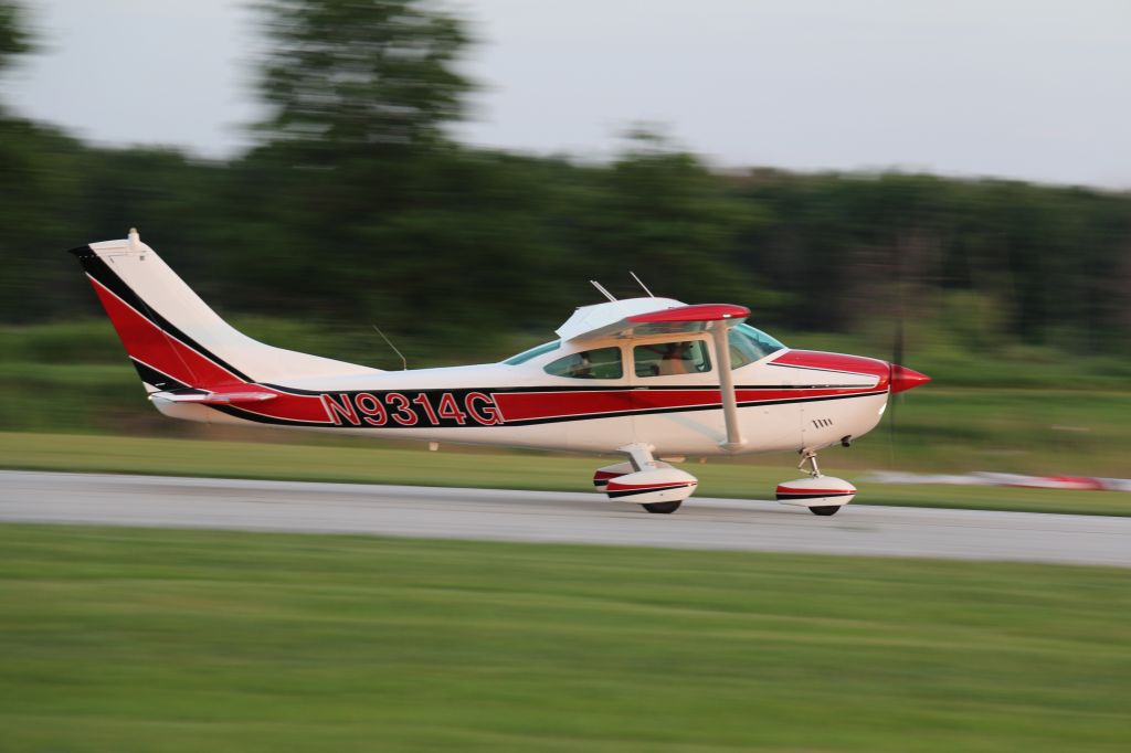 Cessna Skylane (N9314G) - Landing on 26 at 05C