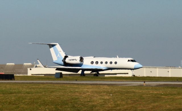 N236MJ — - Michael Jordan returns to Charlotte, North Carolina. Notice thrust reversers deployed and flaps down.