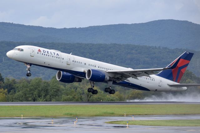 Boeing 757-200 (N6715C)