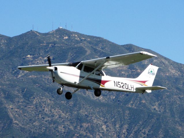 Cessna Skyhawk (N520LH) - Taking off RWY 26L