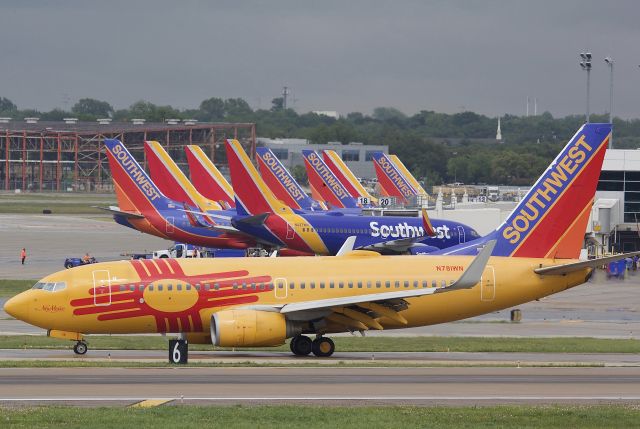 Boeing 737-700 (N781WN) - New Mexico One taxiing to the gate on a busy May day at Love Field. This aircraft has since received a new coat of yellow paint and now wears the "heart" livery tail. (please view in "full" for highest image quality)