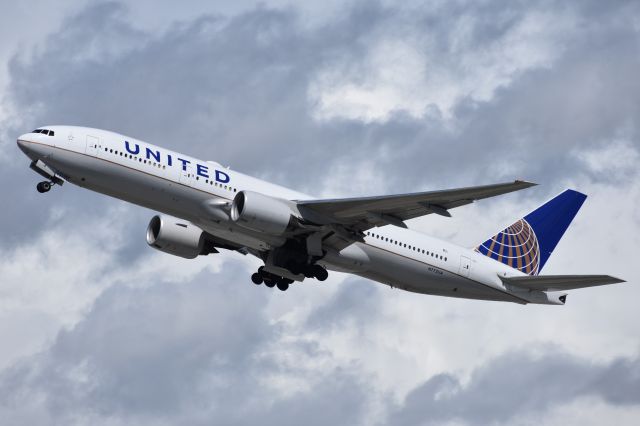 Boeing 777-200 (N772UA) - Spotting from Imperial Hill after a storm had pushed through.