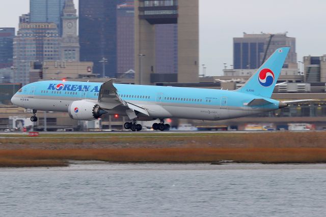 Boeing 787-8 (HL8085) - 'Koreanair 091' from Seoul touching down on 22L