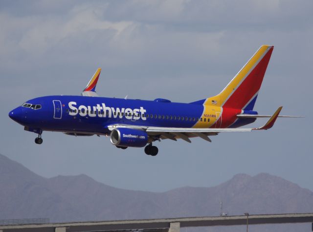 Boeing 737-700 (N565WN) - Arriving to Phoenix with heavy crosswinds (Please view in "Full" for best image quality)