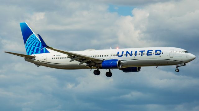 Boeing 737-900 (N38417) - Newly painted United Boeing 737-900 landing in Chicago