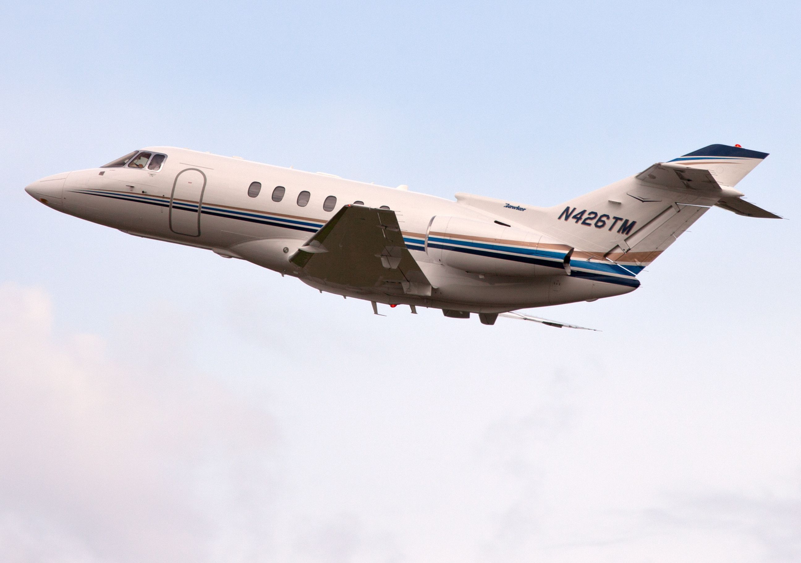 Hawker 800 (N426TM) - Very powerful take off RW28.