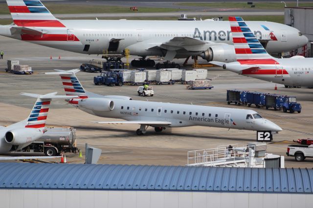 Embraer ERJ-145 (N690AE)