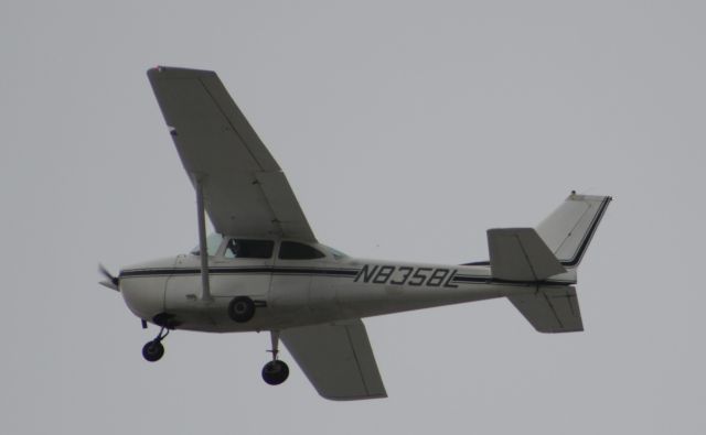 Cessna Skyhawk (N8358L)