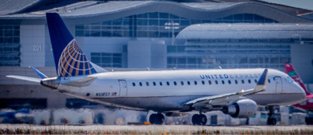 Embraer 170/175 (N108SY) - taking off at LAX