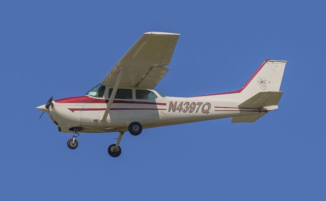 Cessna Skyhawk (N4397Q) - Runway 20R touch and go @KDPA.
