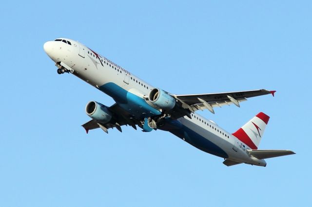 Airbus A321 (OE-LBF) - 27/10/2018: Flight to Vienna seconds after T/O from runway 26.