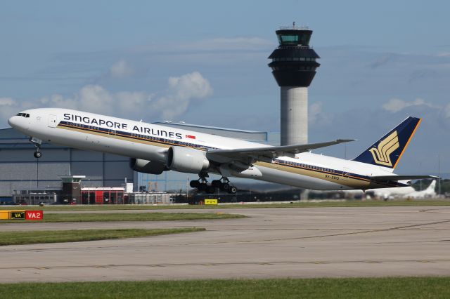 BOEING 777-300 (9V-SWQ) - Singapore Airlines rocketing off MAN Ringway´s rwy 23R