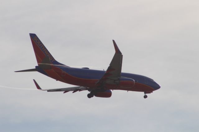 Boeing 737-700 (N474WN) - FINAL APPROACH 27 KSAN