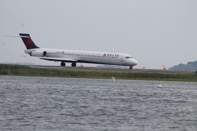 McDonnell Douglas MD-88 (N936DN)