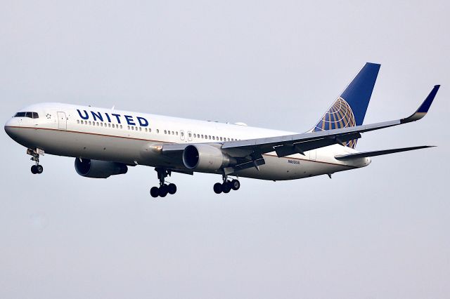 BOEING 767-400 (N662UA)