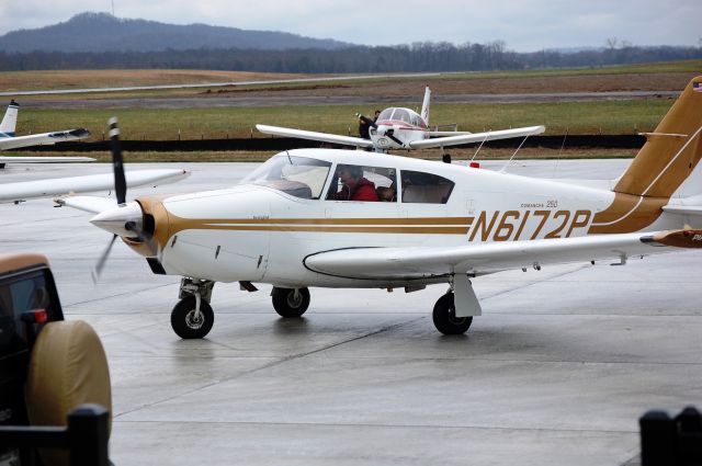 Piper PA-24 Comanche (N6172P) - Taxing out