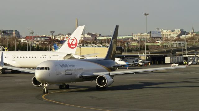 BOEING 767-300 (N347UP)