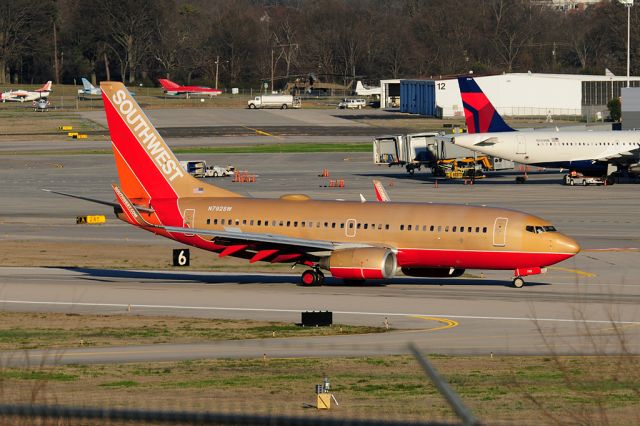 Boeing 737-700 (N792SW) - Late evening glow on the classic colors. Cant beat it