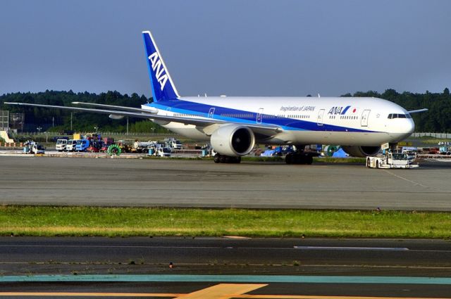 BOEING 777-300 (JA780A) - Being toed