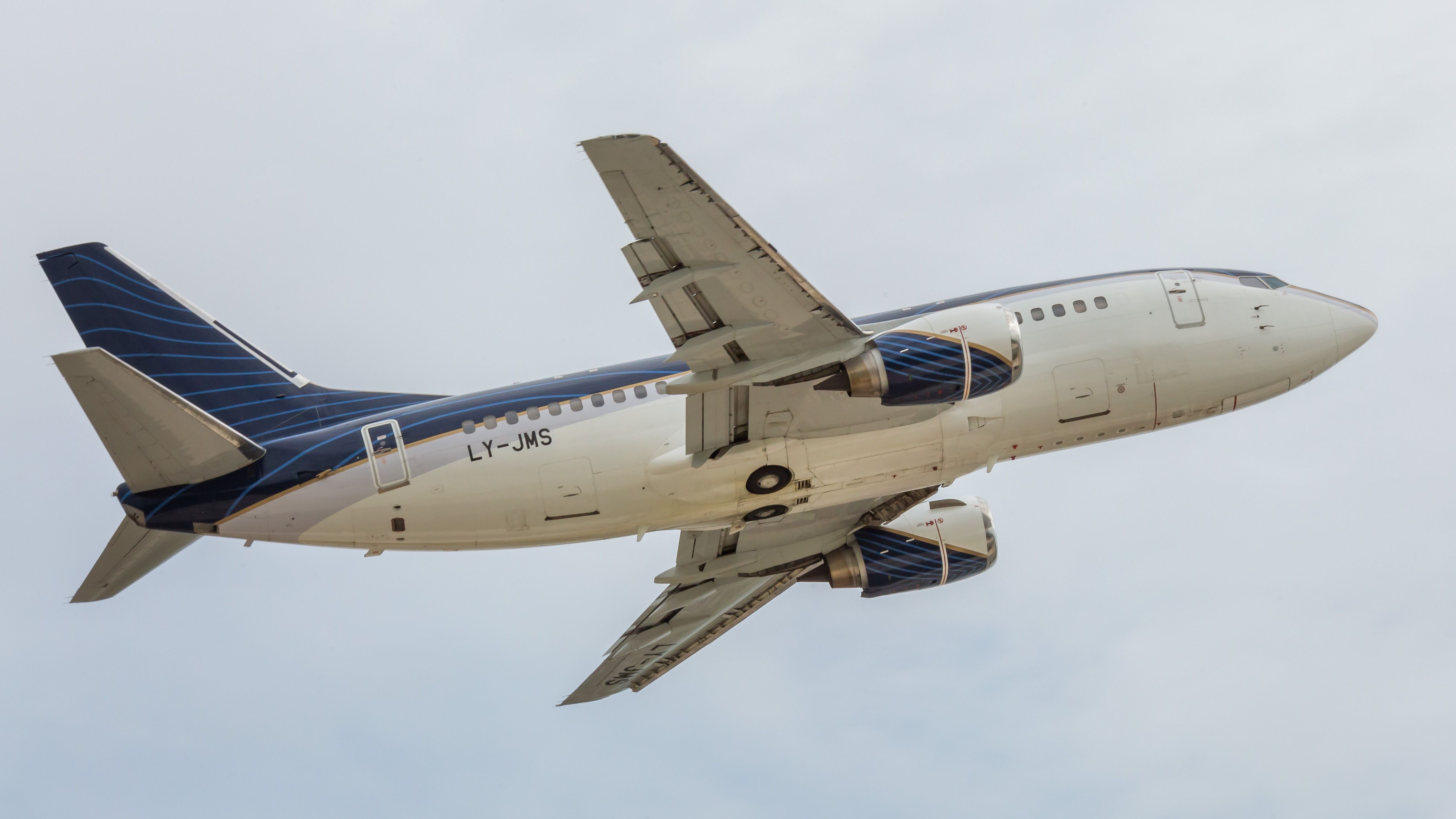 Boeing 737-700 (LY-JMS)