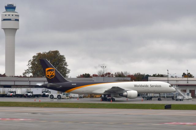 Boeing 757-200 (N425UP) - UPS Boeing 757-24APF N425UP in Charlotte 