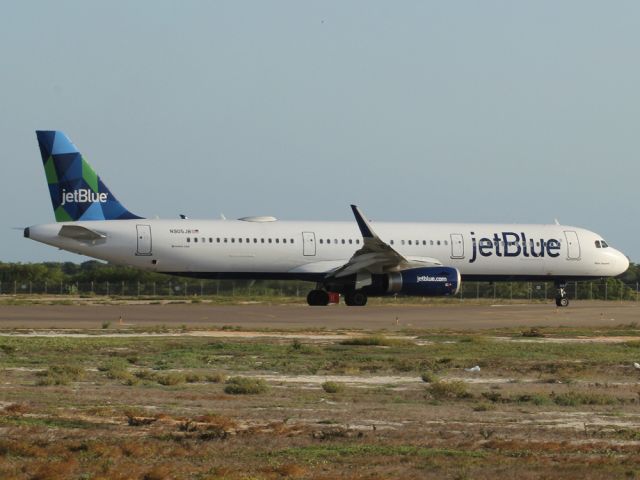 Airbus A321 (N905JB)