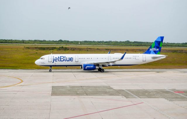 Airbus A321 (N907JB) - A321 Ready to Taxi a runway 17 in MDSD