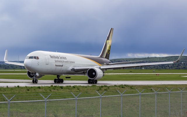 BOEING 767-300 (N331UP)