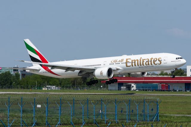 BOEING 777-300 (A6-ENM) - EPWA/WAW Spotting