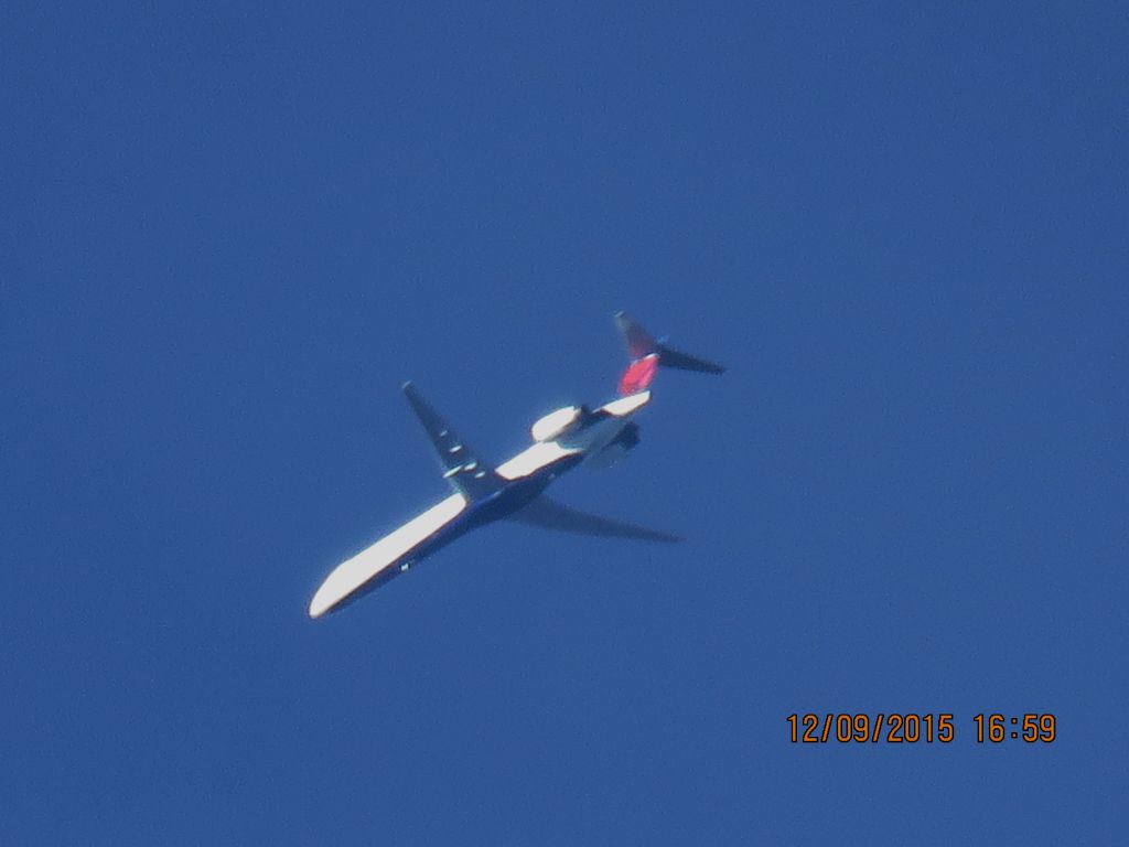 McDonnell Douglas MD-90 (N927DN)