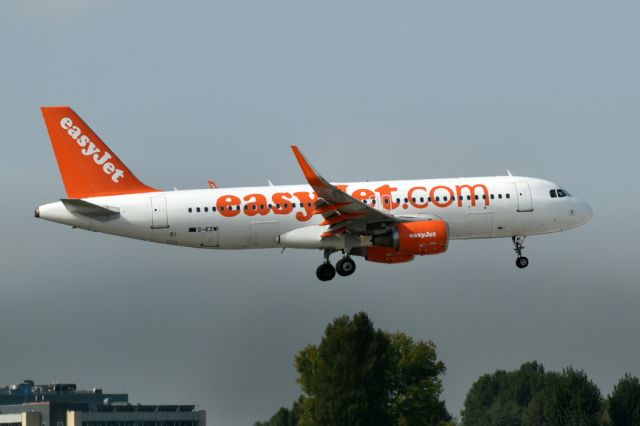 Airbus A320 (G-EZWI)