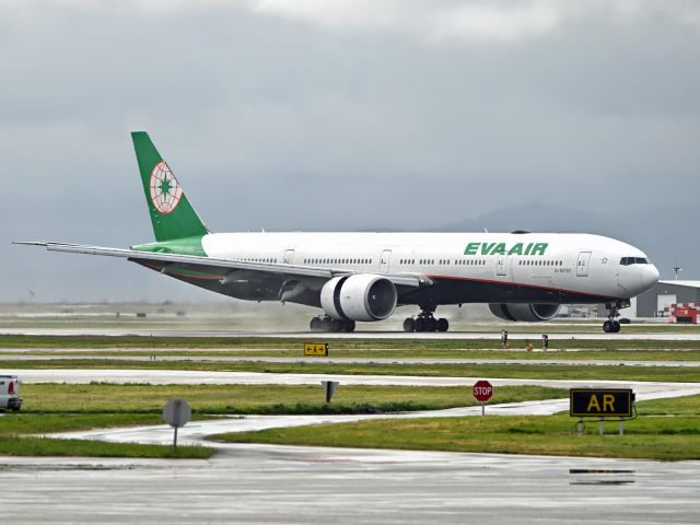 BOEING 777-300ER (B-16730)