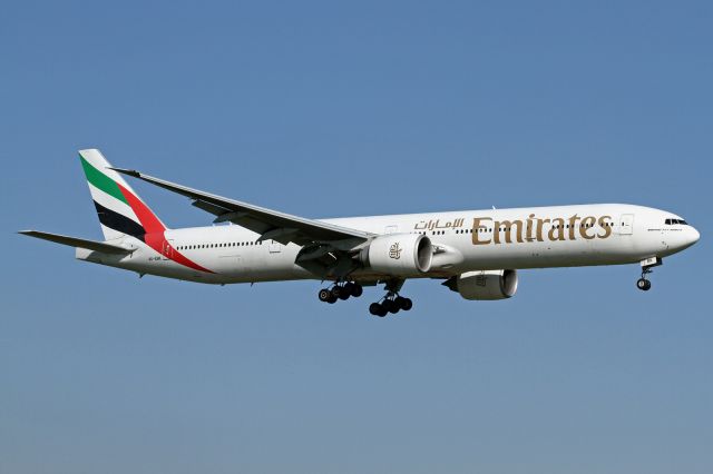 BOEING 777-300 (A6-EBK)