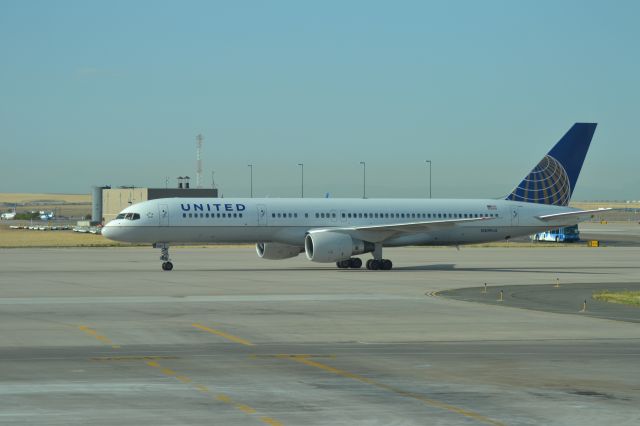 Boeing 757-200 (N509UA) - Arriving in DEN