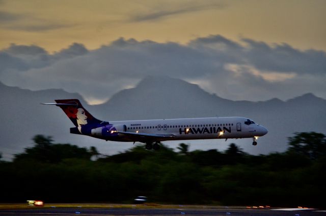 Boeing 717-200 (N483HA) - On final at sunset.