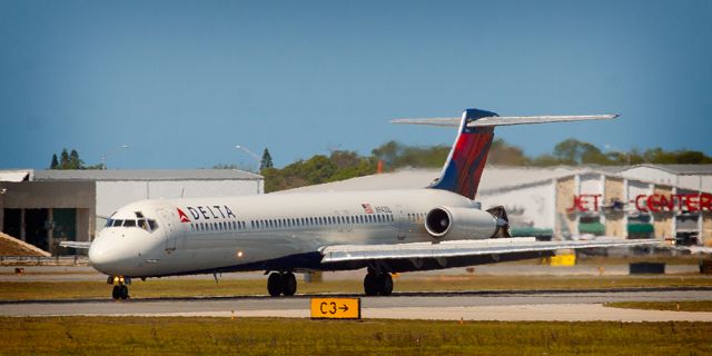 McDonnell Douglas MD-88 (N943DL)