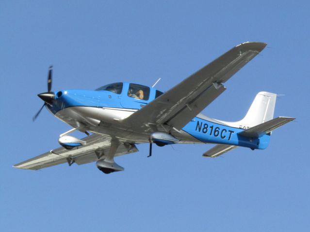 Cirrus SR-20 (N816CT) - Landing RWY 24