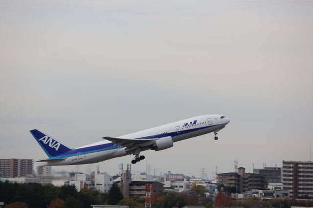 Boeing 777-200 (JA713A)