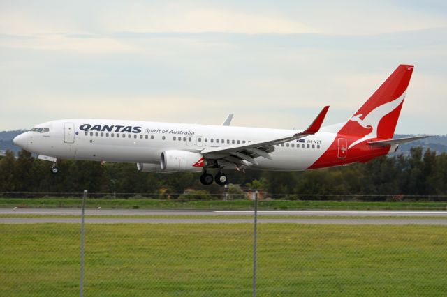 Boeing 737-800 (VH-VZT) - About to put down on runway 05. Thursday, 19 June 2014.