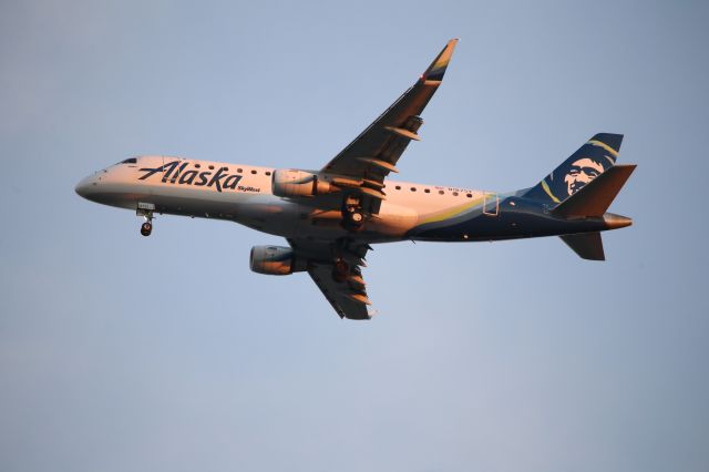 EMBRAER 175 (long wing) (N187SY)