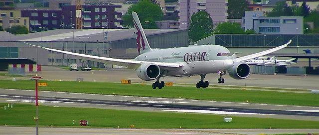 Airbus A350-900 (A7-BCL) - Landing at Zurich